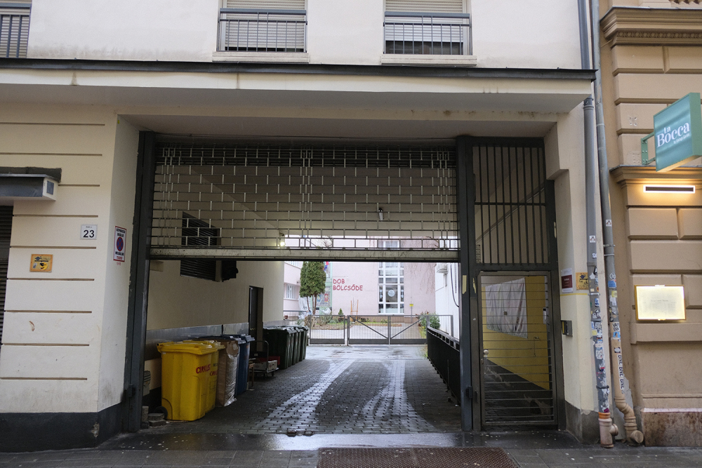 Kiadó gépkocsi beálló Dob utca